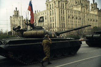 RUSSIA, Moscow, Tanks travelling down street during coup attempt.