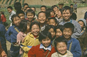 CHIINA, Guizhou, Crowd of School children smiling