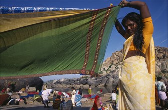 10128373 INDIA Karnataka Hampi Woman drying sari
