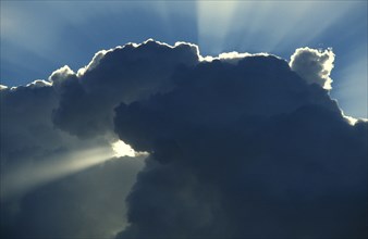 CLIMATE, Climate, Clouds, The rays of the sun breaking from behind clouds