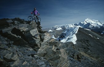 10124293 SPORT    Cycling  Cyclist with mountain bike on Chacultay snow mountain peak in Boliva
