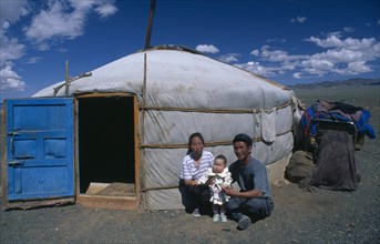 MONGOLIA, Omnogov , Family with one child by yurt