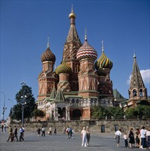 RUSSIA, Moscow, St Basils Cathedral with tourists in the foreground