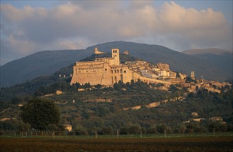 ITALY, Umbria, Assisi, View of the Basilica di San Francesco and Assisi on hillside with hills