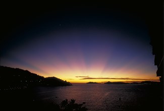 MEXICO, Guerrero, Acapulco, Sunset over the bay