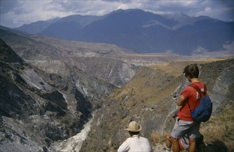CHINA, Yunnan, Near Lijiang, Tiger Leaping Gorge with tourists looking down into it