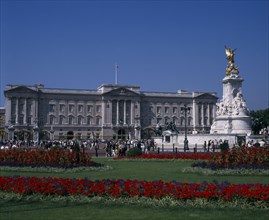 ENGLAND, London, Buckingham Palace and the Victoria Memorial with crowds of visitors outside.