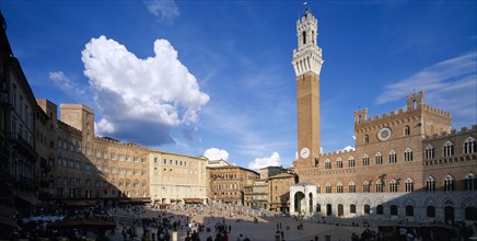 ITALY, Tuscany, Siena, Piazza del Campo.  View across busy piazza lined with bars and cafes and the