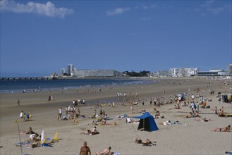 FRANCE, Loire, Les Sables d’Olonne, Twinned with Worthing. View over busy sandy beach to atlantic