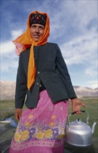CHINA, Xinjiang, Tashkurgan, Kazakh lady holding a kettle Tashgurgen