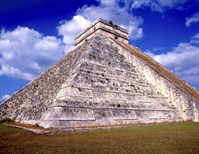MEXICO, Yucatan, Chichen Itza, Large pyramid