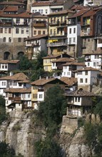 BULGARIA, Lovech, Veliko Tarnovo, Town houses built on clifftop above gorge