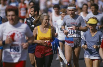 20025472 SPORT Athletics London Marathon Elderly male and female amateur entrants running