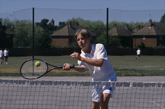 20026916 SPORT Ball Games Tennis Boy playing shot close to net.