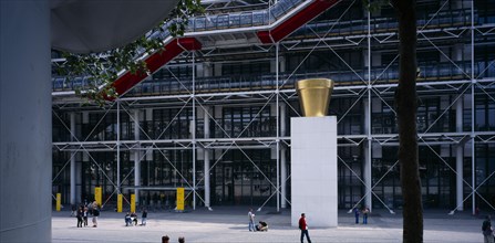 FRANCE, Ile de France, Paris, Pompidou Centre.  Exterior of building by Renzo Piano and Richard