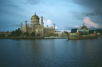 BRUNEI, Bandar Seri Begawan, Omar Ali Saifuddin Mosque and boatlike jetty next to lagoon.