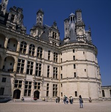 FRANCE, Loire Valley, Loir et Cher, Chambord Chateau. Tourists on gravelled entrance near round