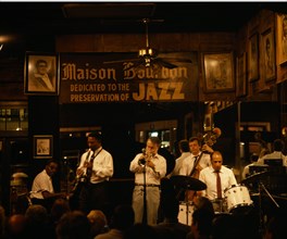 USA, Louisiana, New Orleans, Jazz musicians inside the Maison Bourbon on Bourbon Street in the