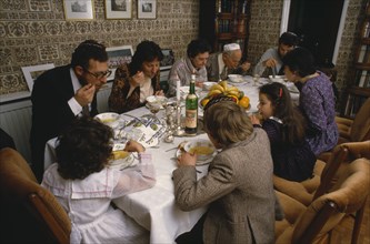 ENGLAND, Religion, Judaism, Jewish family having Seder meal