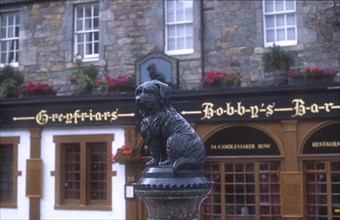 SCOTLAND, Lothian, Edinburgh, Greyfriars Bobbys Bar with Statue of Greyfriars Bobby in front