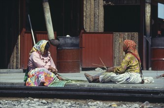 MEXICO, Sierra Madre Occidental, Divisadero Station , Tarahumara Indian women weaving baskets at