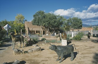 USA, New Mexico, Santa Fe, Sculpture outside gallery on Canyon Road