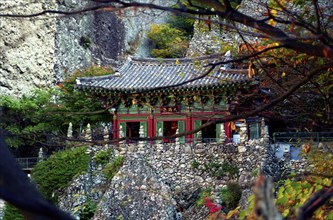SOUTH KOREA, , Mai Son Temple set against a backdrop of cliffs and surrounded by autumnal trees
