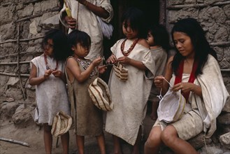 COLOMBIA, Sierra Nevada, Kogi girls making bags