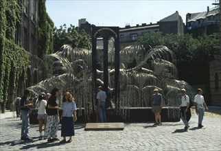 HUNGARY, Budapest, Dohany Street Synagogue.  Visitors beside Holocaust memorial designed by Imre
