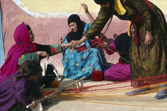 20059296 EGYPT Western Desert People Bedouin women spinning and weaving.