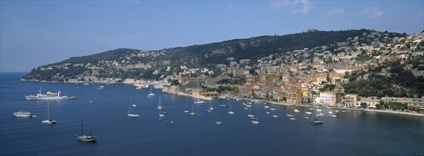 FRANCE, Provence Cote d Azur, Alpes Maritimes, Beaulieu sur Mer. View of the coastal town and