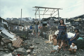 PHILIPPINES, Manila, Family on Smoky Mountain slum