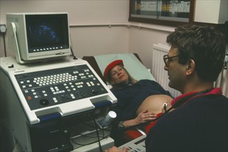 PREGNANCY, Ante Natal Care, Woman having ultrasound scan at twenty seven weeks.