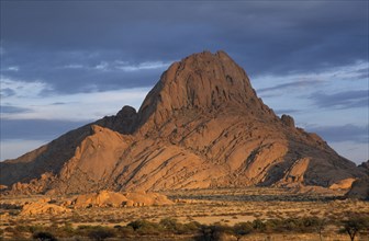 NAMIBIA, Sptitskoppe Mountains, Huge rocky outcrop in barren landscape