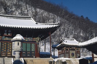 SOUTH KOREA, Kangwon , Soraksan Nat. Park, Sorak Mountains.  Shinhungsa Temple.  Inner courtyard of