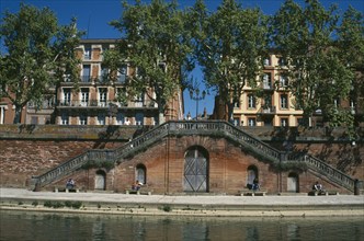 FRANCE, Midi Pyrenees, Haute Garonne, Toulouse.  Red brick steps leading down to the River Garonne