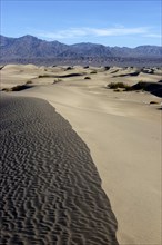 USA, California, Death Valley, View along the ridge of a sand dune in the desert landscape with a