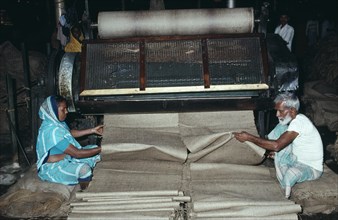 INDIA, West Bengal, Calcutta, Male and female workers in Fort Gloster jute mill drawing out lengths