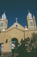 USA, New Mexico, Albuquerque, Tourists outside san Felipe de Neri church in the old town plaza