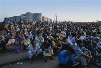 BANGLADESH, Dhaka, Crowds of Christian worshippers at Easter sunrise service at parliament building