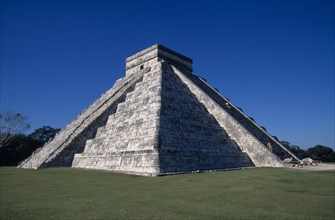 MEXICO, Yucatan, Chichen Itza, Pyramid of Kukulcan