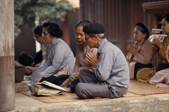 VIETNAM, North, Hanoi, Buddhist people sitting in prayer