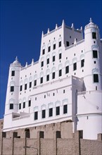 YEMEN, Say’un, Sultans Palace white plaster facade