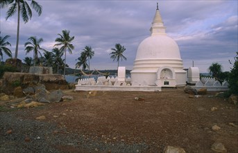 SRI LANKA, Unawatuna, Buddhist shrine