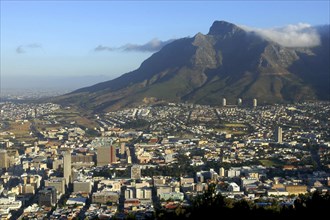 SOUTH AFRICA, Western Cape, Cape Town, View over the city with mountains in the distance
