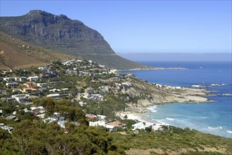 SOUTH AFRICA, Western Cape, Cape Town, View over mountainous coastline