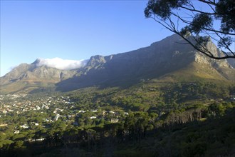 SOUTH AFRICA, Western Cape, Cape Town, View over city toward Table Mountain