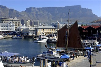 SOUTH AFRICA, Western Cape, Cape Town, View over the waterfront area with busy tourist boats and