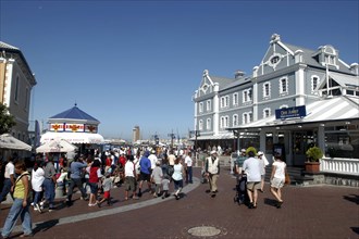 SOUTH AFRICA, Western Cape, Cape Town, Crowded waterfront area