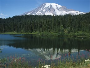 USA, Washington State, Mount Rainer National Park, Snow capped Mount Rainer seen over Reflections